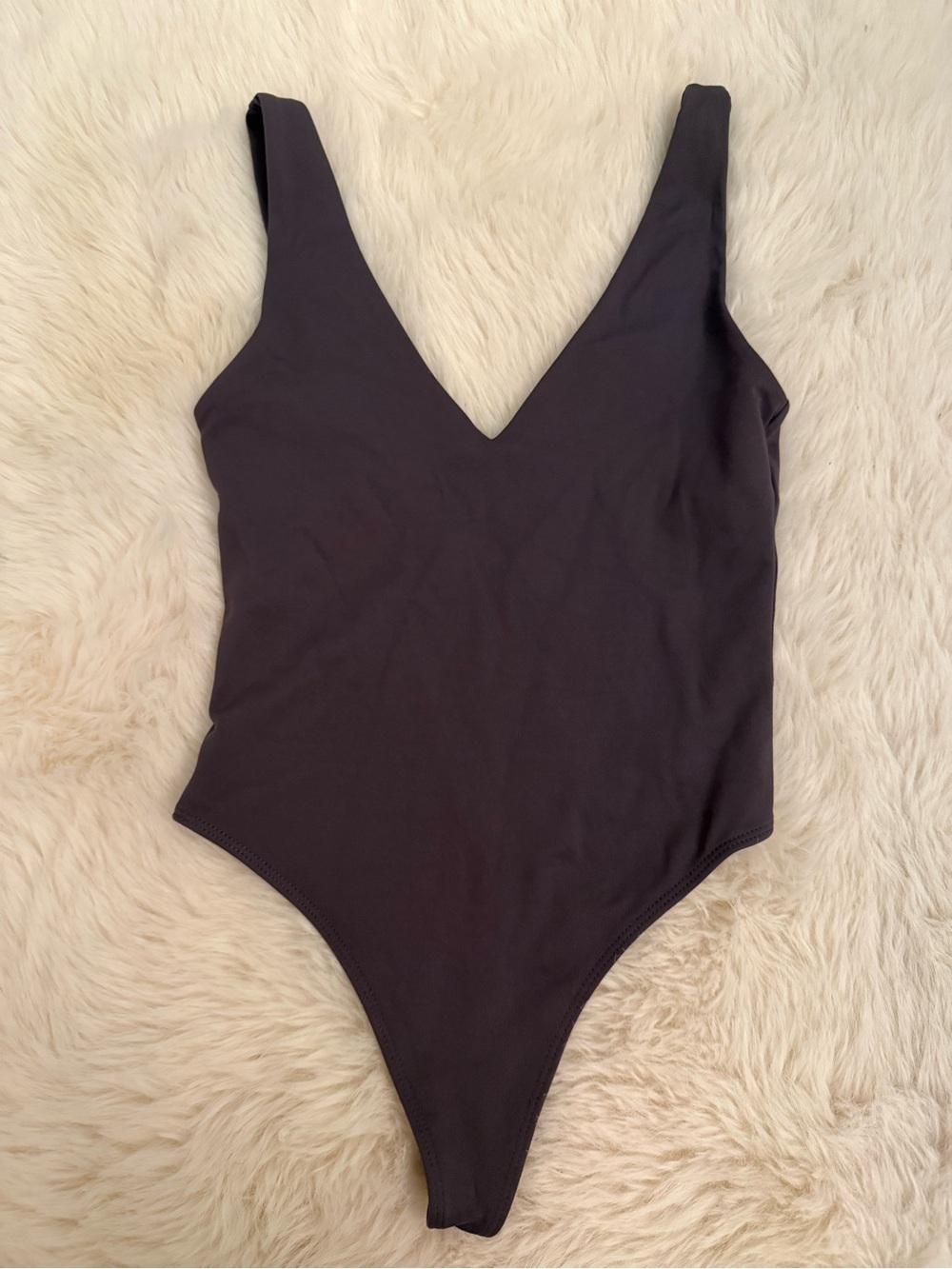 Classic Grey V‑Neck Aritiza bodysuit Babaton